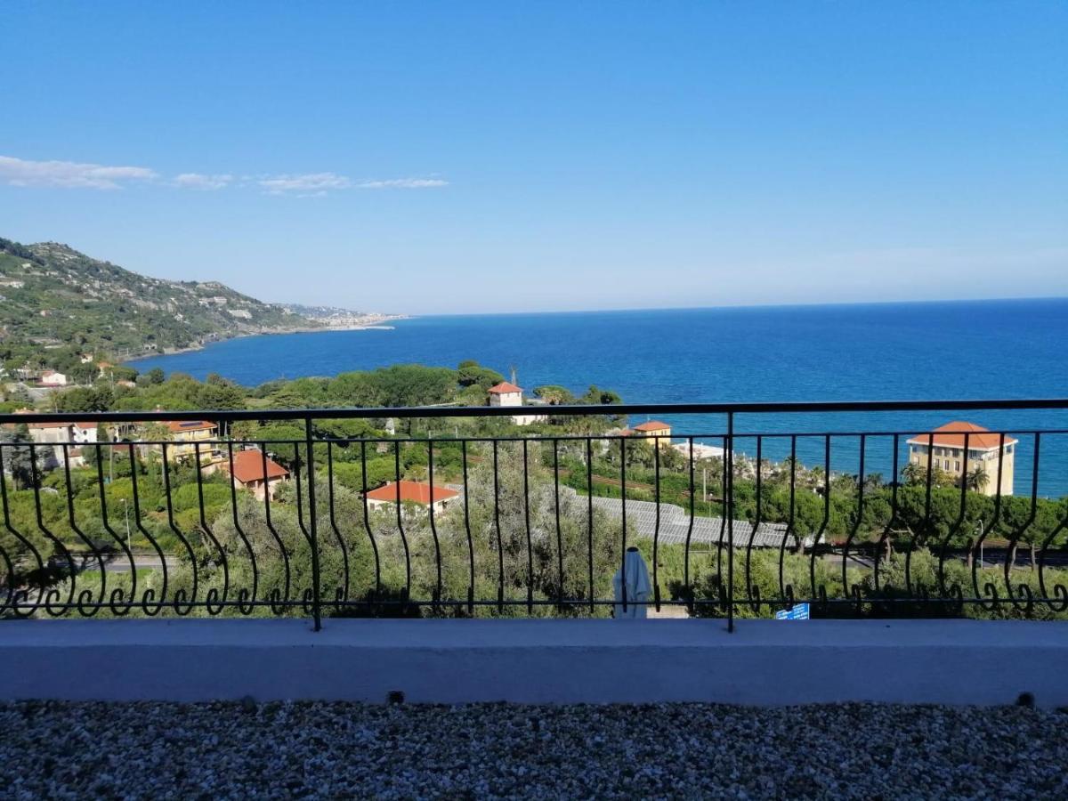 Agriturismo Un Mare Di Fiori 벤티밀리아 외부 사진
