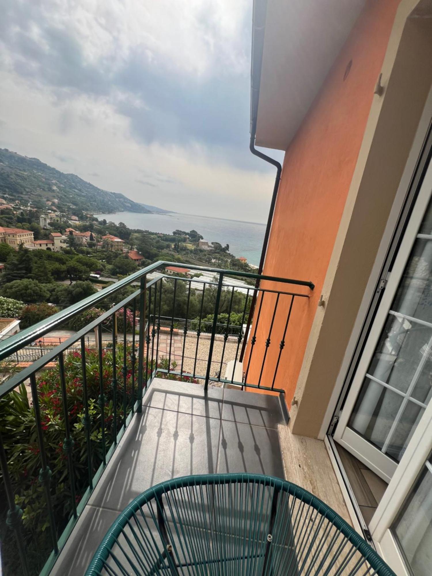 Agriturismo Un Mare Di Fiori 벤티밀리아 외부 사진