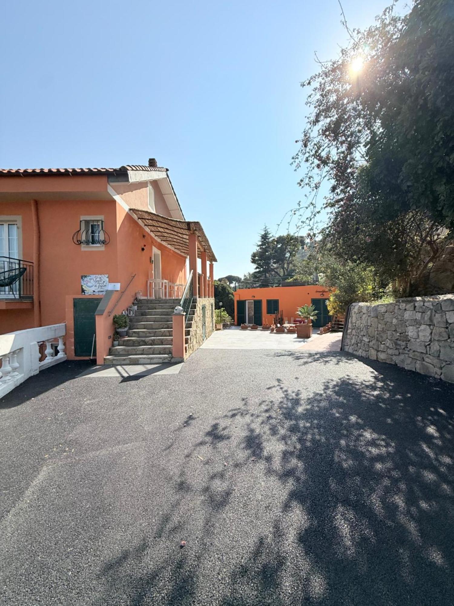 Agriturismo Un Mare Di Fiori 벤티밀리아 외부 사진