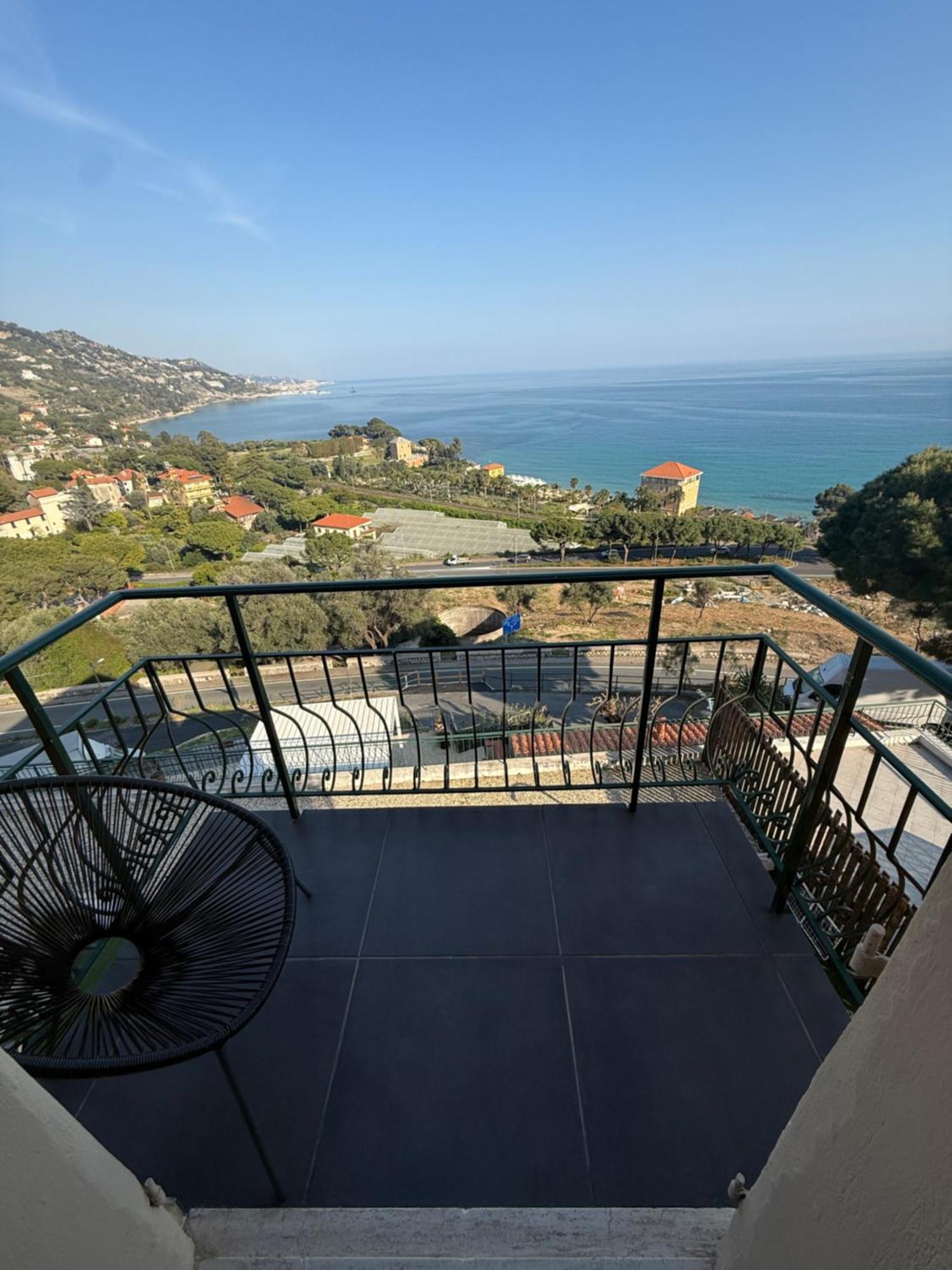 Agriturismo Un Mare Di Fiori 벤티밀리아 외부 사진
