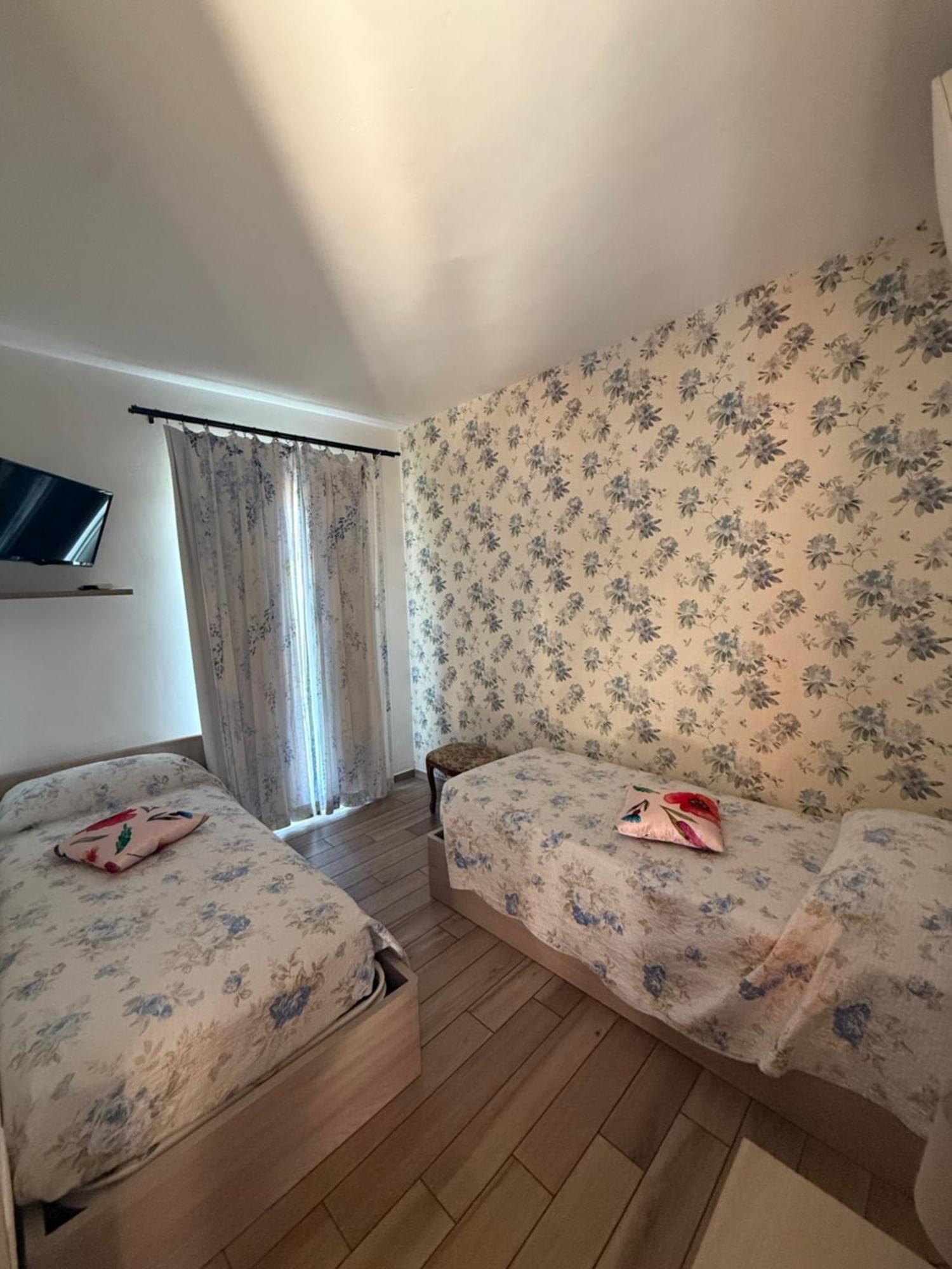 Agriturismo Un Mare Di Fiori 벤티밀리아 외부 사진
