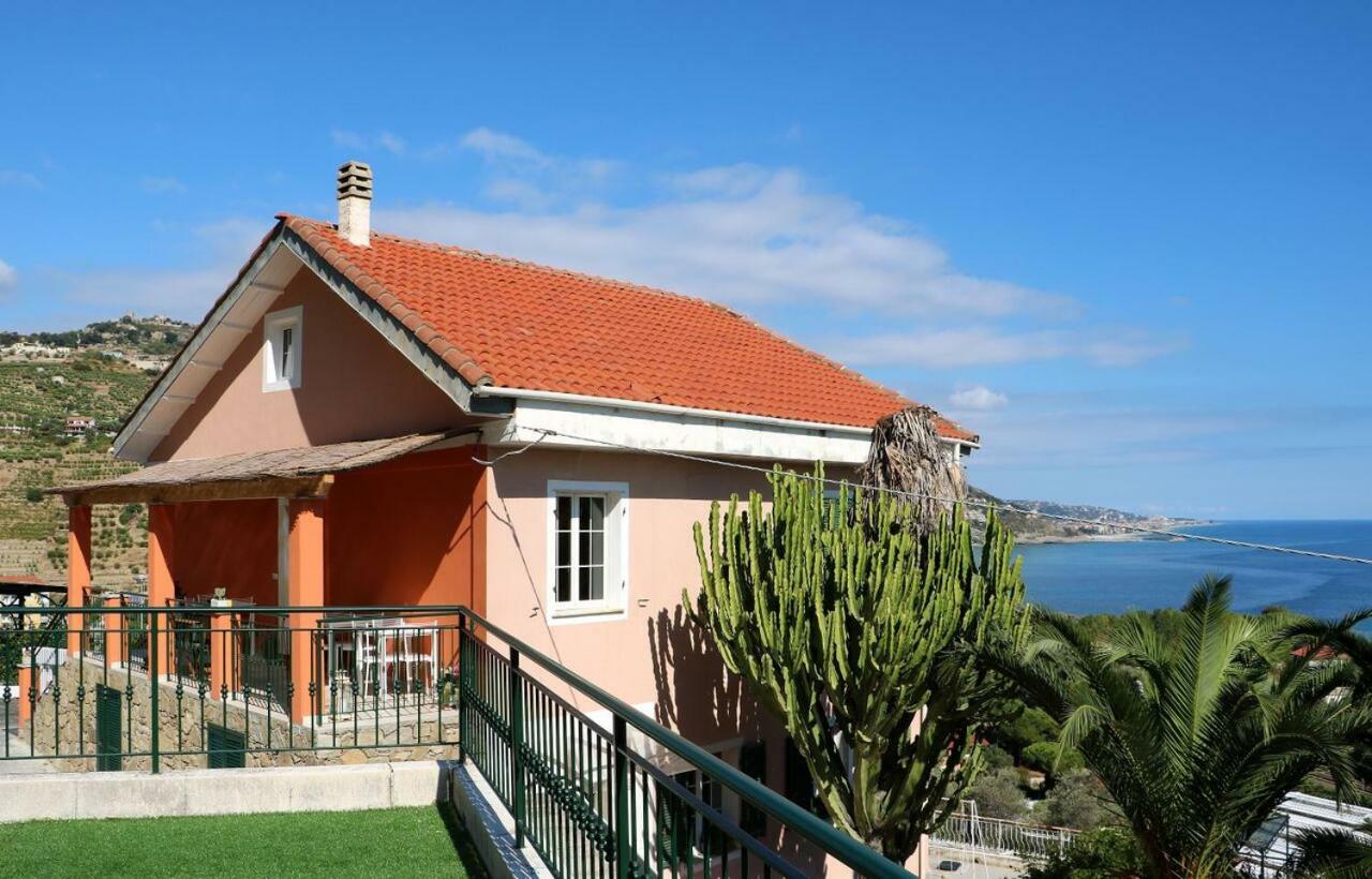 Agriturismo Un Mare Di Fiori 벤티밀리아 외부 사진